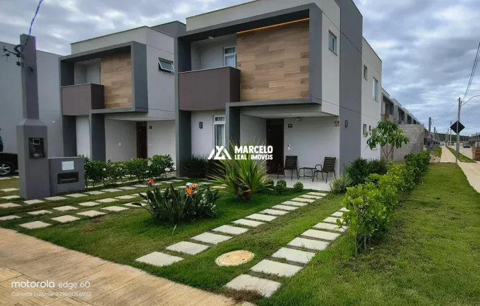 Casa duplex solta, com 4 quartos sendo 2 Suítes, em Condomínio Fechado com lazer