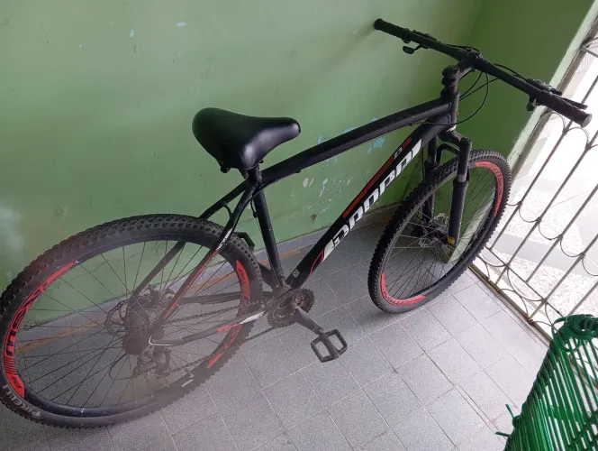 Bicicleta aro 29 com marcha até 6 marchas.