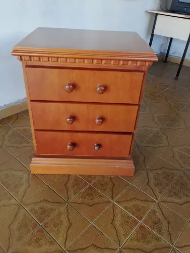 Cômoda com 3 caveta de madeira