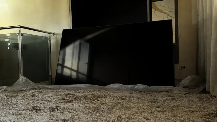 TV Samsung 82'' UN82TU8000G Com Tela Quebrada (Para Peças)