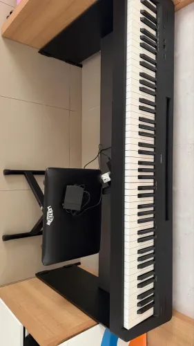 Piano Digital Yamaha P145 + Estante L100