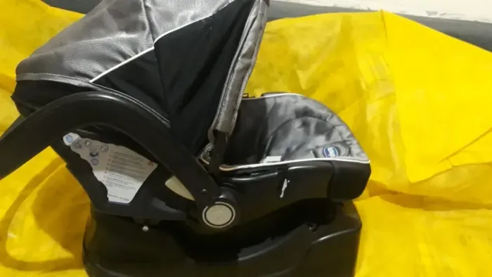 Bebê conforto com base para carro marca Chicco 0 a 13kilos