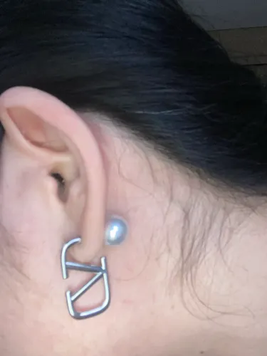 Brinco prateado Valentino inspiração com pérolas