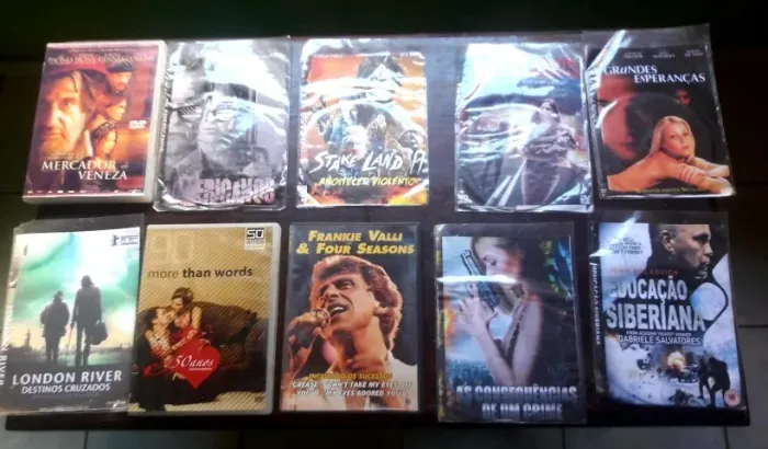 DVDs Variados de músicas e filmes. Preço: de 2 a 10 reais.