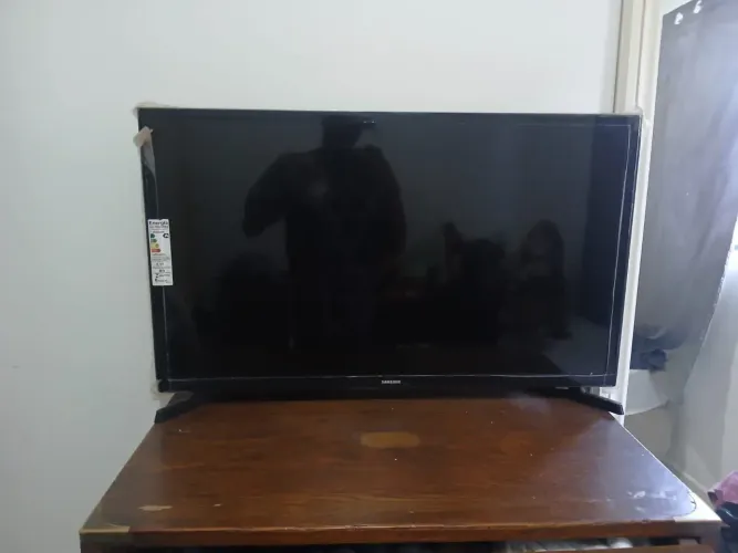 Vendo televisão de 32 polegadas com 6 meses de uso 500 reais 