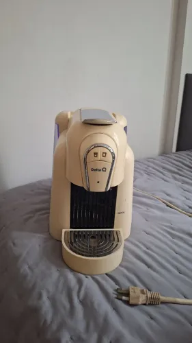 Cafeteira Delta QOOL com cápsulas 