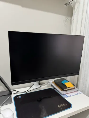 Monitor gamer com suporte articulado 