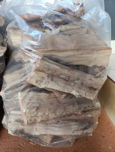 Lenha frutífera para defumação.