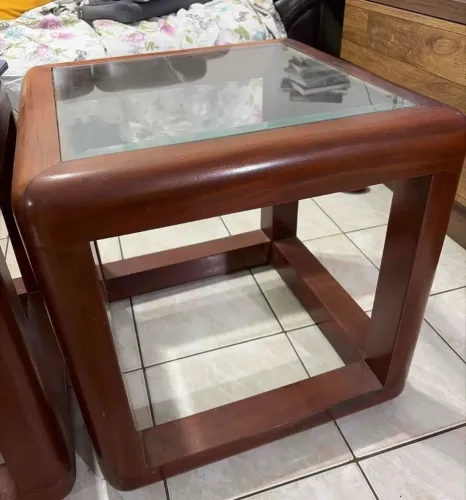 Mesa de centro de madeira maciça e vidro