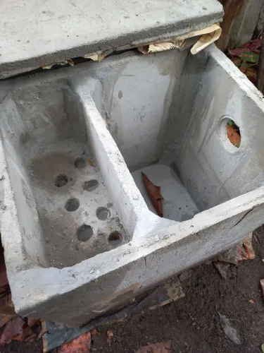 Fossa quadrada de cimento