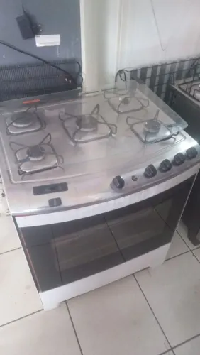 Tenho vários tipos de fogão e outros móveis se precisar tenho loja a queima de estoque 