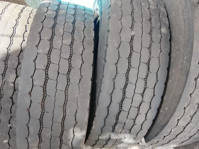 Pneus 215/17.5, valor 900 reais