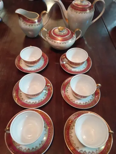 Lindo e antigo jogo de café com filhetes de ouro