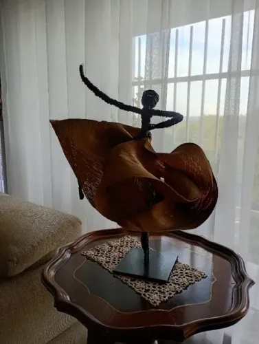 Escultura bailarina - metal e tecido 50cm altura Autora: Celeida Rivetti