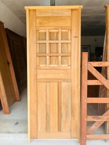 PORTA COM GRADE DE MADEIRA 210x80 (valor no din/pix)