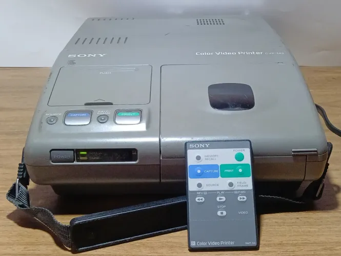 Impressora de vídeo colorida vintage Sony CVP-M3 com controle remoto - No estado 