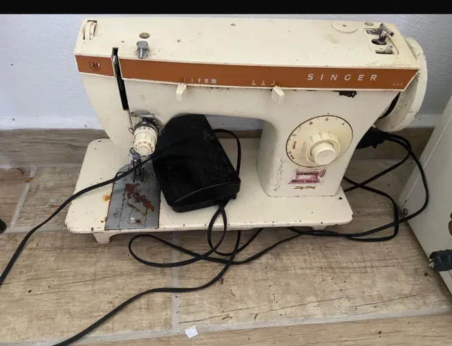 Máquina de costura 220 wts