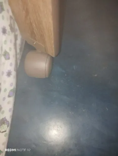 Berço com colchão e um lençol e um mosquiteiro