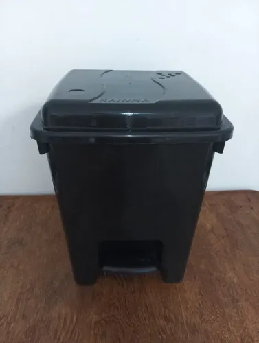 LIXEIRA PLÁSTICA DE PEDAL RAINHA 14 L