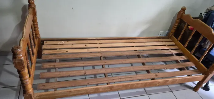 Cama de solteiro de madeira.