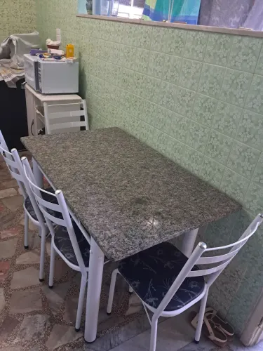 Mesa semi nova com tampo de mármore
