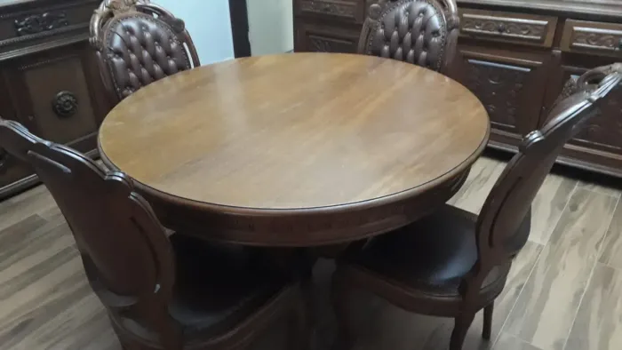 Mesa de jantar redonda em madeira maciça