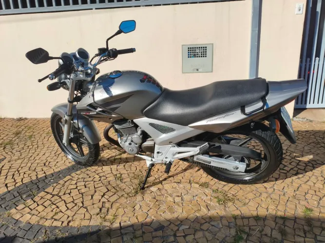 Vende se Moto Twister bem conservada