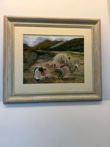 Vendo quadro com moldura dourada. 