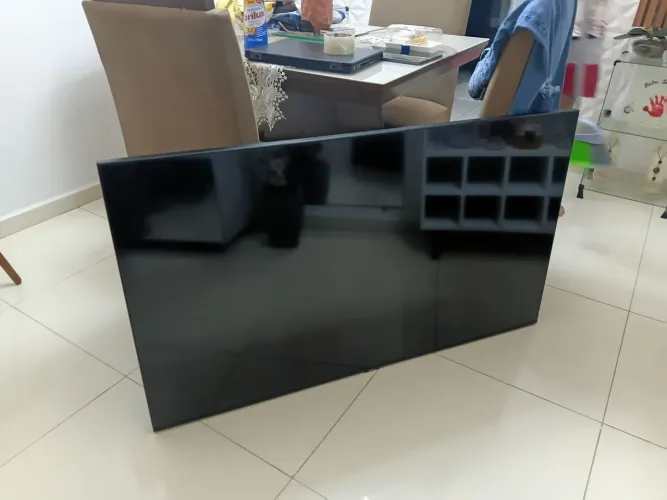 TV Led Samsung 55. Tela trincada, peças podem ser reutilizadas.