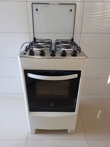 Fogão elétrico novissimo Electrolux frete grátis aceito cartões. 