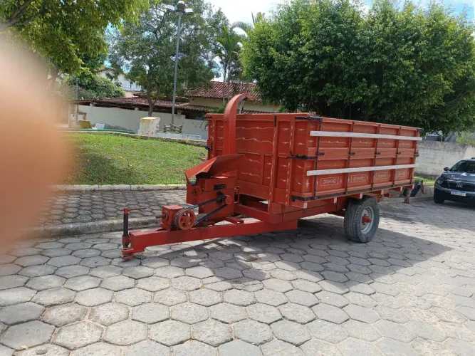 CARROÇA COM ENSILADEIRA ACOPLADA 