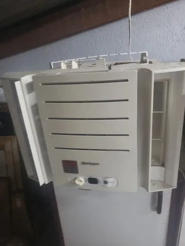 Ar condicionado barato. Requer manutenção