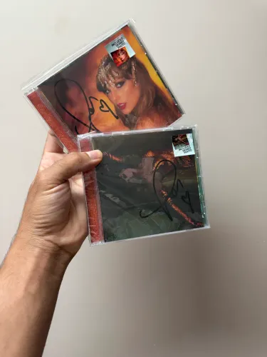 Kit 2 Cds AUTOGRAFADOS Taylor Swift - The Life of a Showgirl (ABERTO) fotos 1 e 2