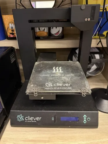 Impressora 3D Cliever CL1 Black Edition funcionando