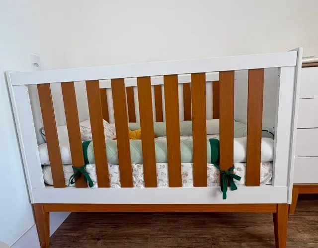 Berço Infantil Amadeirado e Branco Moderno - Excelente Estado