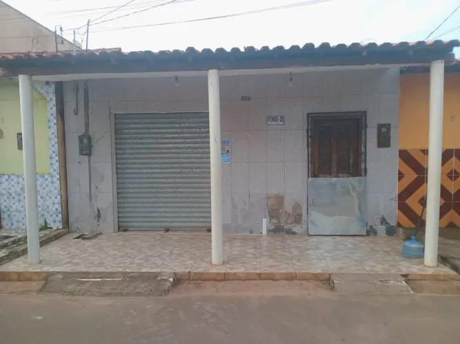 Casa com ponto de comércio - Bairro Coelho Dias
