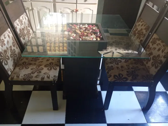 Mesa de Vidro + 4 Cadeiras estofadas... Whatsapp *