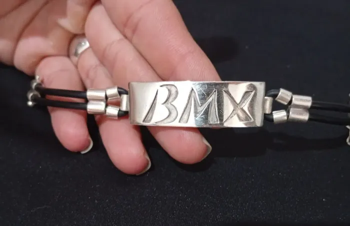 Vende-se brasilete BMX em Prata peça única 