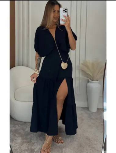Vestido mídi com fenda preto e decote em V