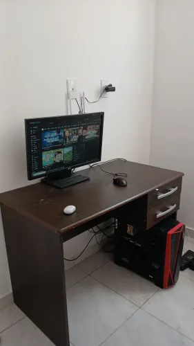 Mesa de escritório marrom