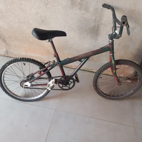 Bicicleta BMX aro 20 para restaurar. Freio funcionando,  estrutura boa, pneus murchos.