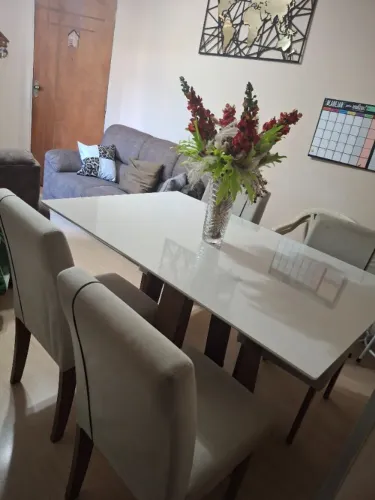 Mesa de jantar com 4 caseiras