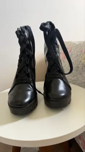 Vendo Coturno em perfeito estado. Número 35