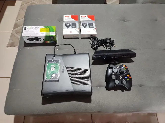 Xbox 360 + Completo da Olx 150 jogos. 2 Controles, 2 Baterias novas, Kinect, Fonte Nova