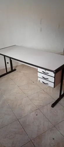 Armário gaveteiro e mesas