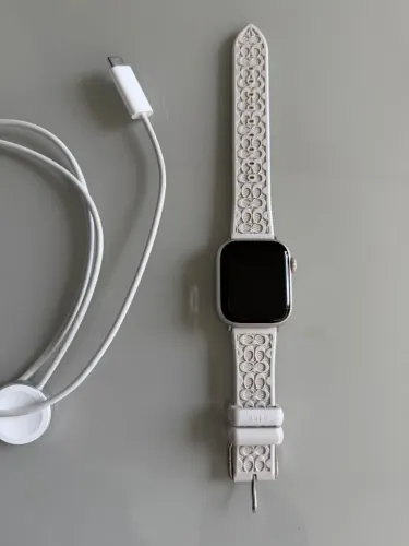 Apple Watch Series 3 com pulseira da COACH