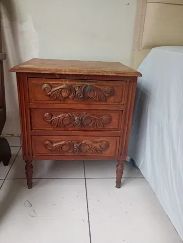Criado mudo antigo