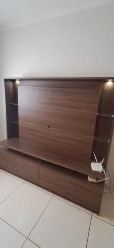 Estante com luminárias e 4 portas