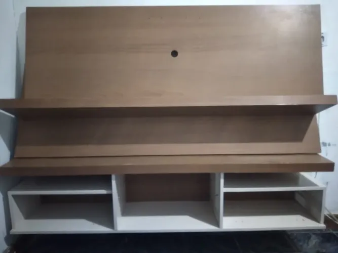 Rack c/ painel de encaixe e pratileira inbutida.