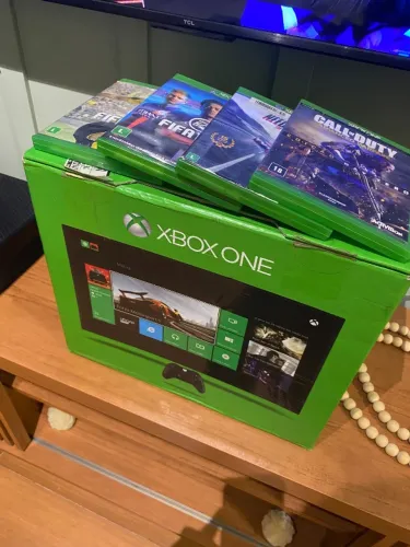 Xbox one com 04 jogos é joystick _ Nunca foi aberto _ Peça de colecionador muito novo.